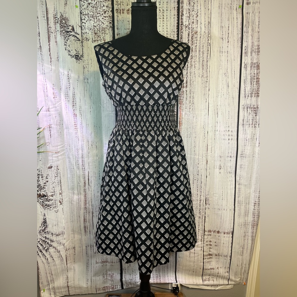 White House Black Market Women’s Dress Size 4, Black And White, 98% Cotten, NWOT